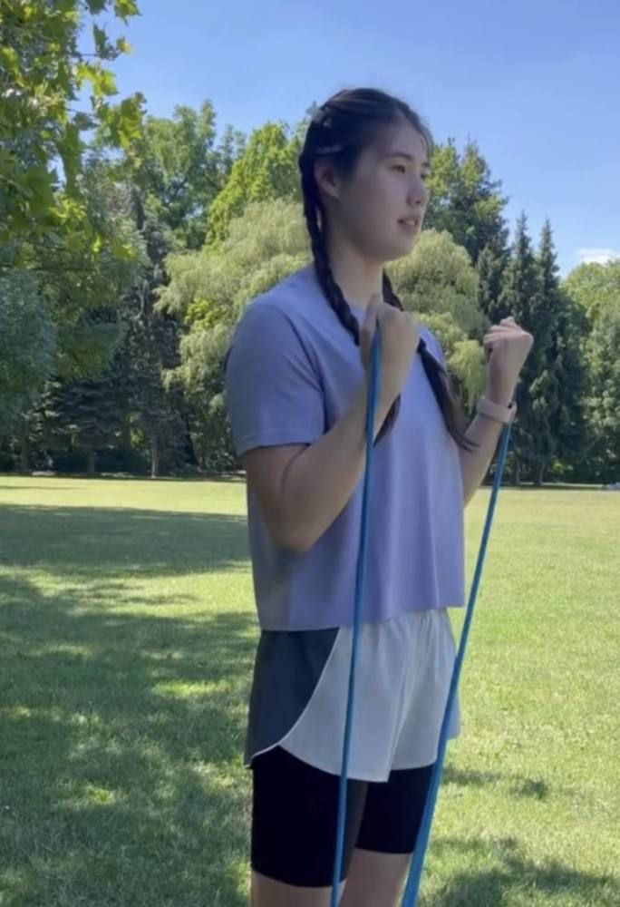 海报还辅以;短不过一秒钟，长不过一辈子的文字，诉尽一份父亲对女儿至深的挂念